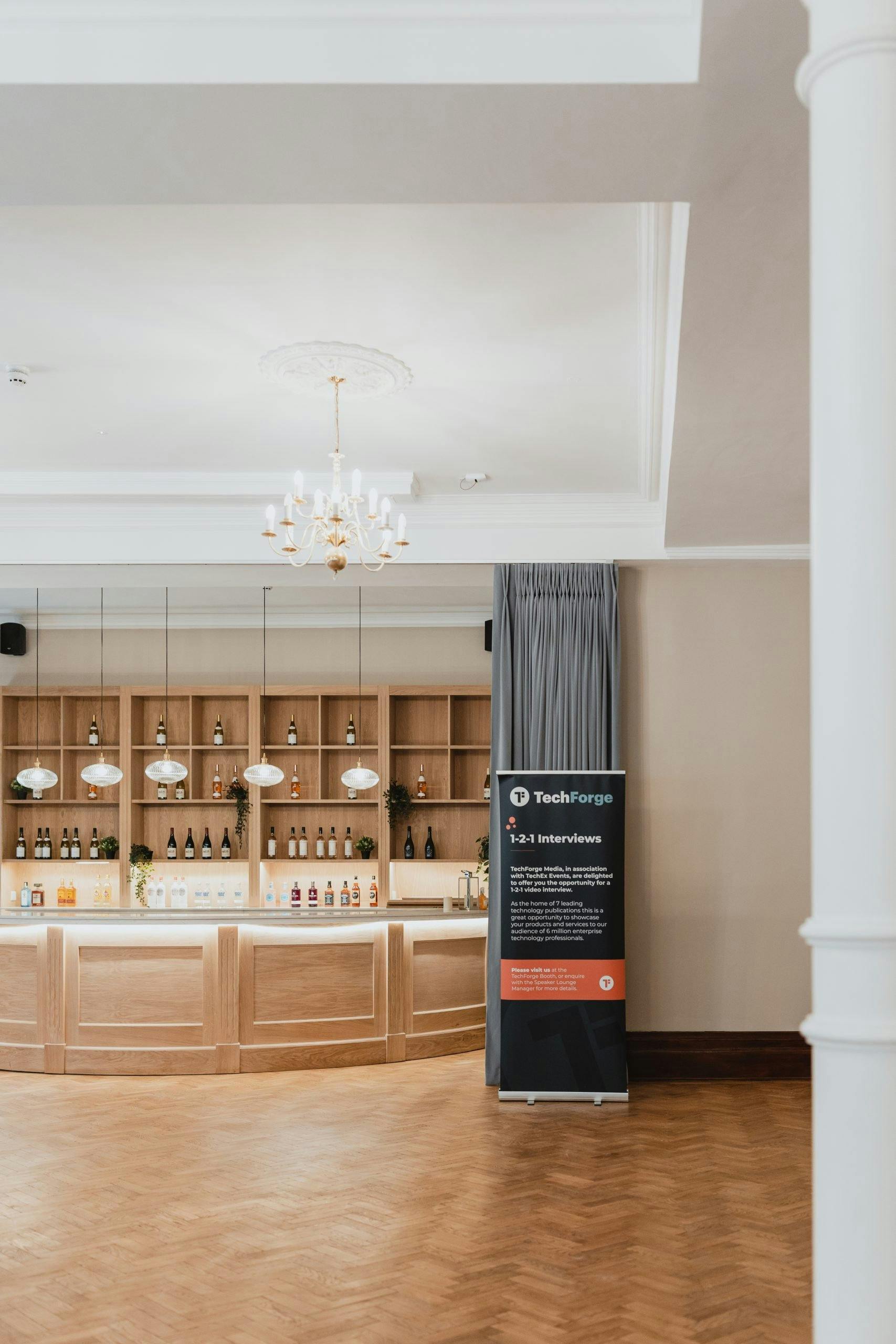 Wallace Lounge at Armada House: elegant bar, ideal for corporate events and networking.