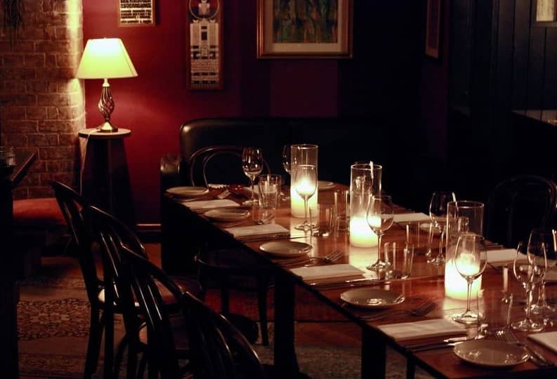 Elegant dining table in Berlin Lounge, ideal for private events and corporate dinners.