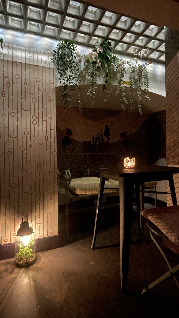 Cozy meeting space at Geo Art Cafe with warm lighting, ideal for gatherings and brainstorming.