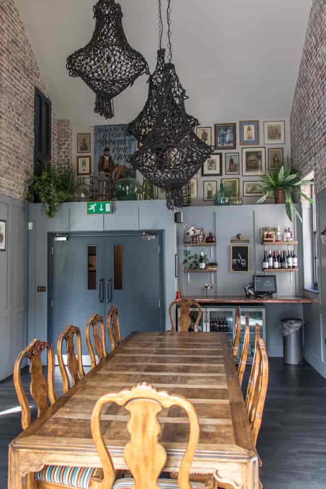 Stylish meeting space with rustic table, ideal for intimate gatherings and networking events.