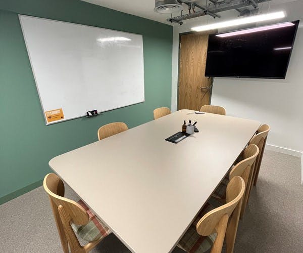 Sully meeting room in Shoreditch with large table, ideal for workshops and presentations.