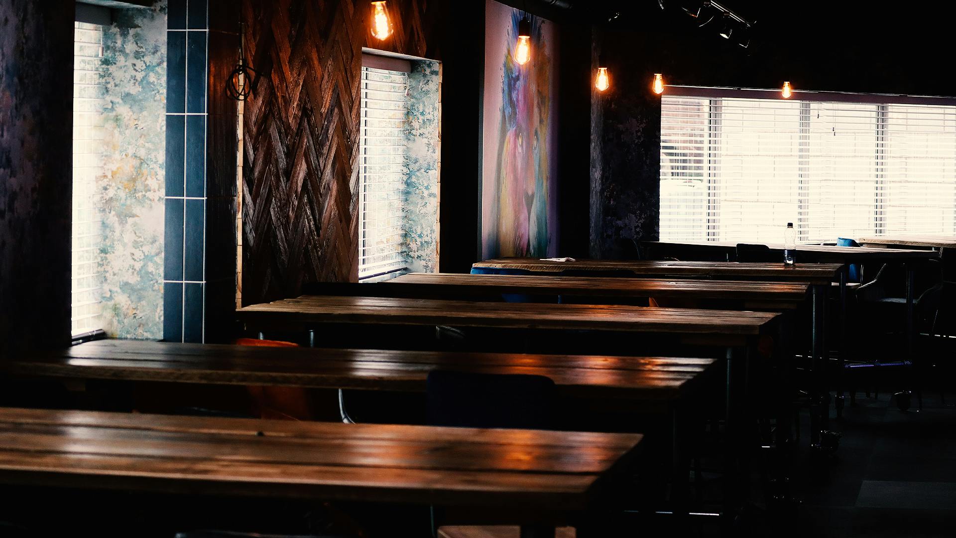 Arry's Bar: modern event space with wooden tables, perfect for workshops and networking.