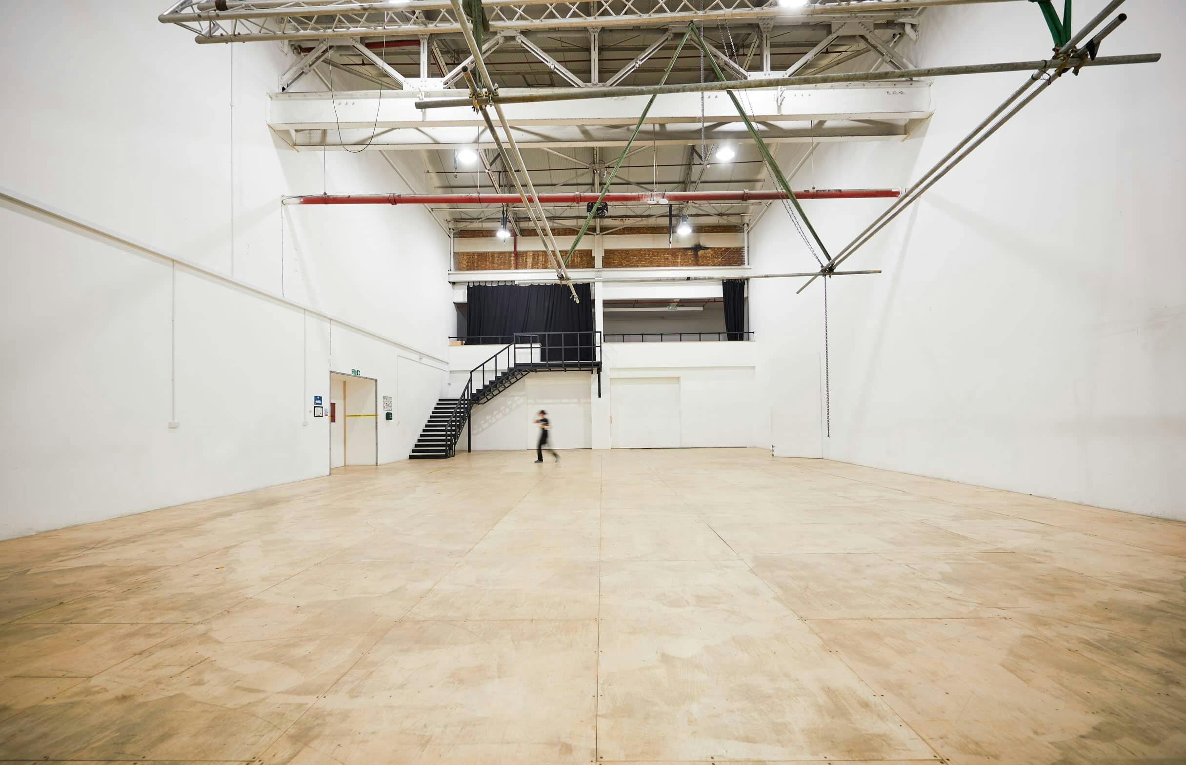 Spacious event venue with high ceilings, ideal for fashion shows and exhibitions.