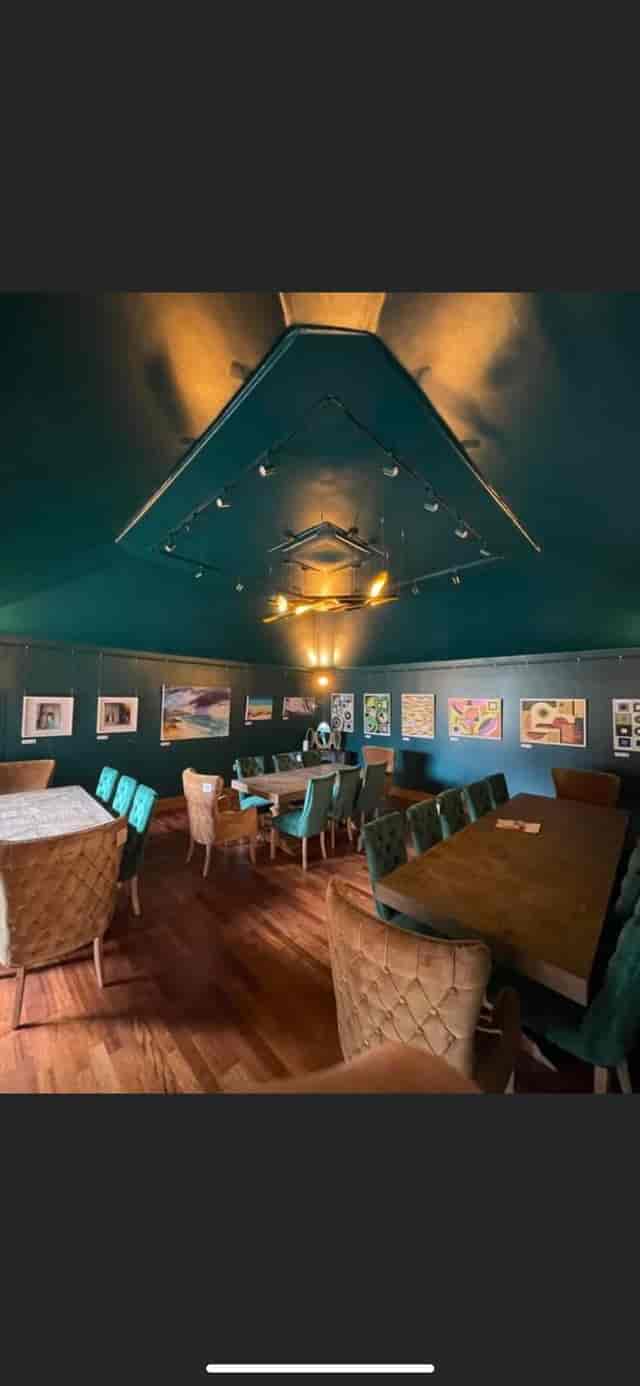 Longwater Suite at Hampton Court Palace Golf Club, modern meeting room for events.