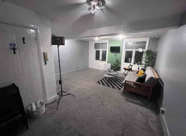 Versatile meeting space with natural light, ideal for workshops and gatherings.