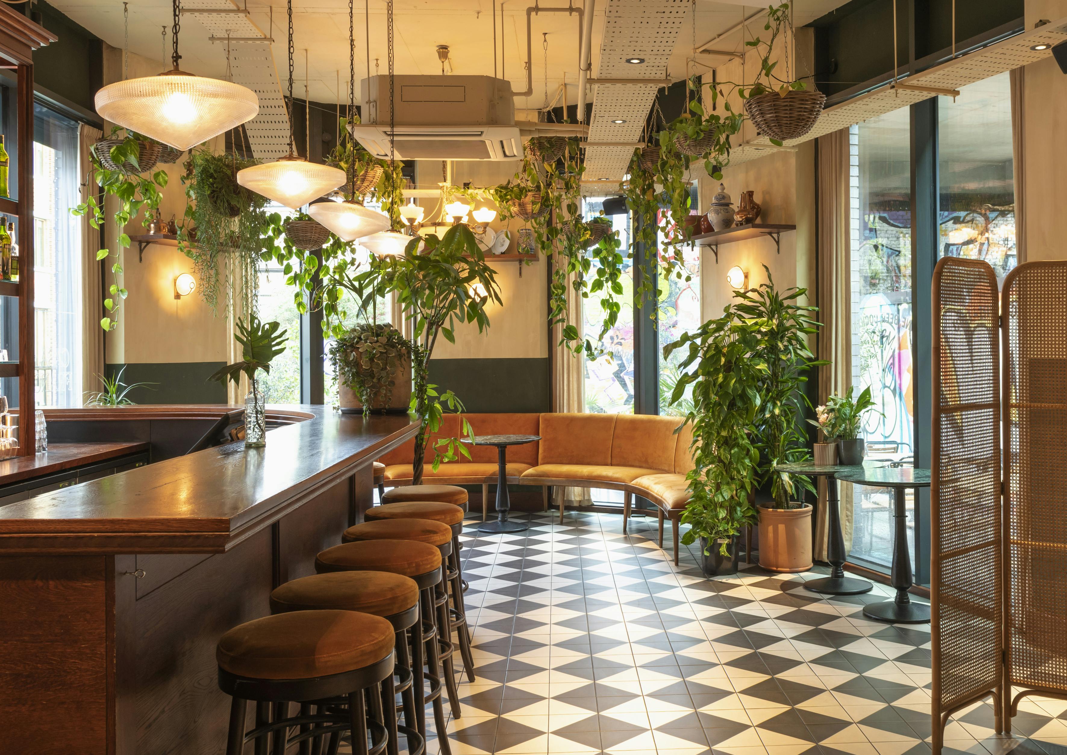Stylish bar at Casa do Frango, ideal for networking events and intimate gatherings.