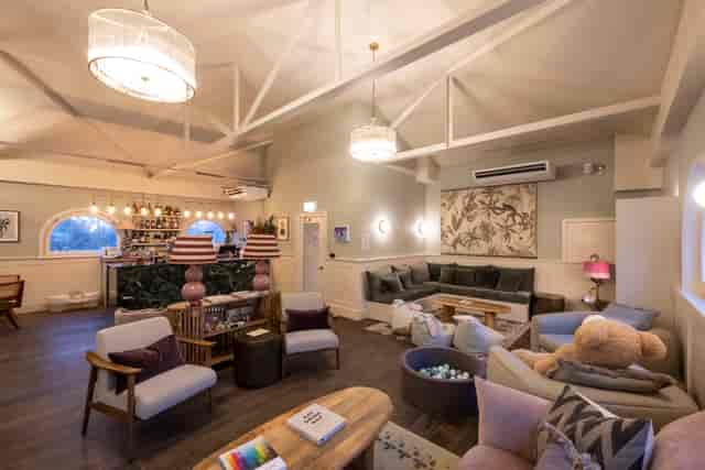 Stylish living room cinema in Jaego's House, perfect for intimate gatherings and networking.