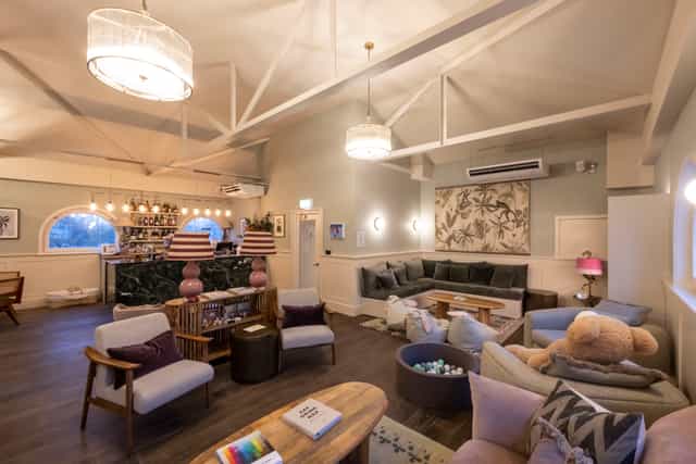 Stylish living room cinema in Jaego's House, perfect for intimate gatherings and networking.