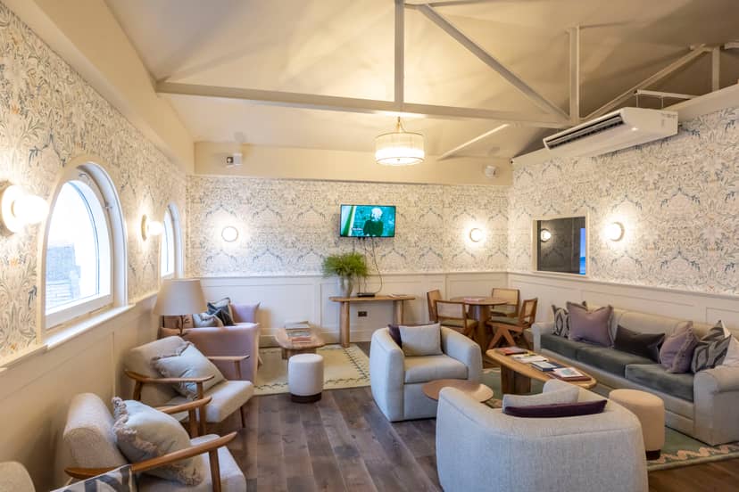 Stylish living room cinema in Jaego's House, perfect for meetings and gatherings.