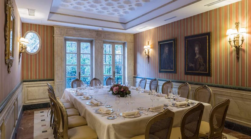 Elegant dining room at Hotel Orflia, ideal for corporate dinners and private gatherings.