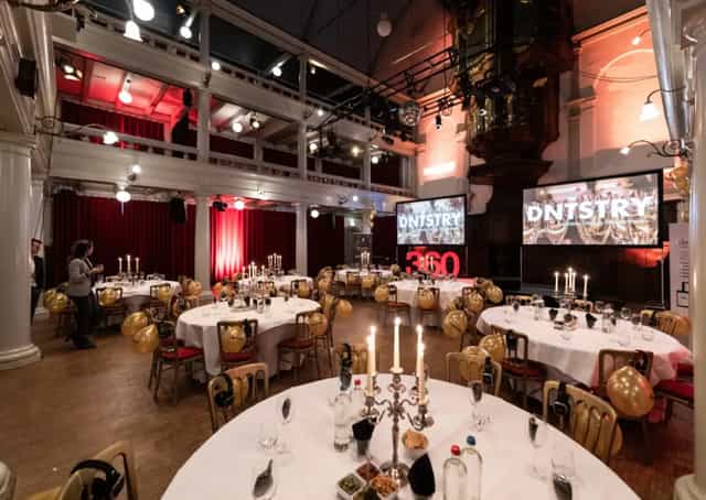 Elegant gala event space in Oosterhuiszaal with round tables and gold accents.