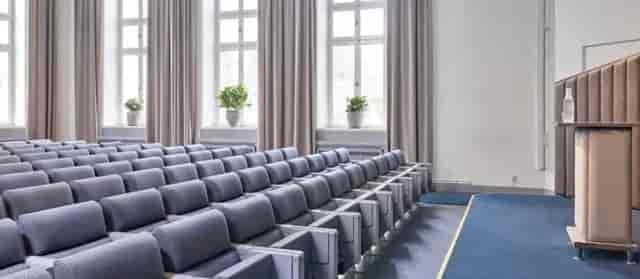 Bryggarkungen meeting space with comfortable seating, ideal for workshops and presentations.