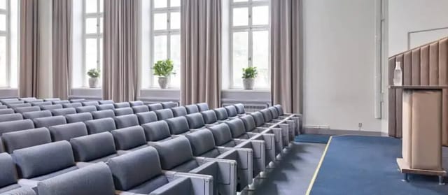 Bryggarkungen meeting space with comfortable seating, ideal for workshops and presentations.