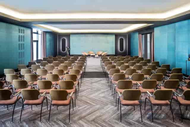 Modern meeting space at Le Méridien Munich for corporate events and conferences.