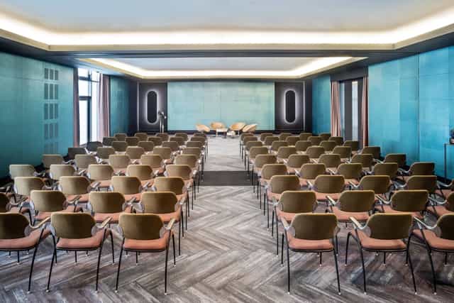 Modern meeting space at Le Méridien Munich for corporate events and conferences.