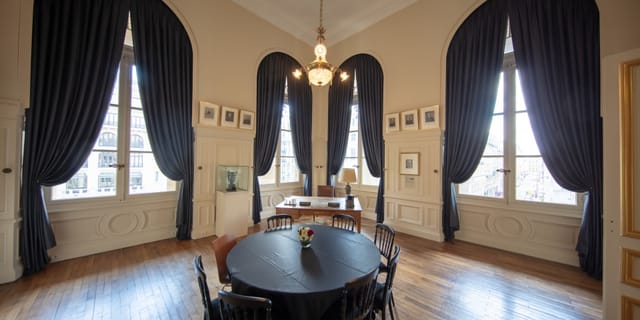 Elegant meeting space in Palais Brongniart with natural light for corporate events.
