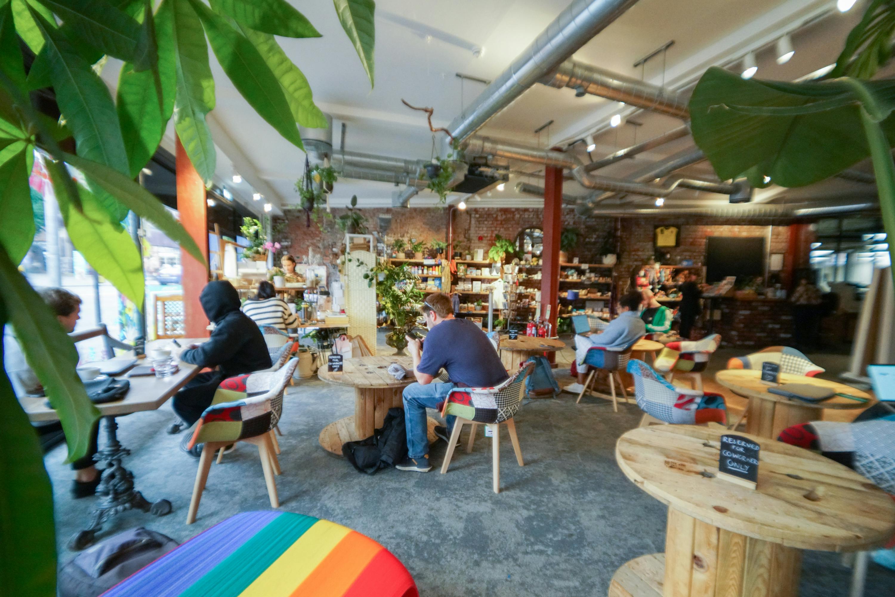 Vibrant meeting space with eclectic decor for creative workshops and networking events.