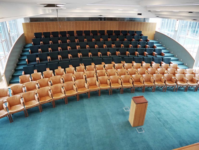 Auditorium seating in Aulan 7A Posthuset, ideal for presentations and panel discussions.