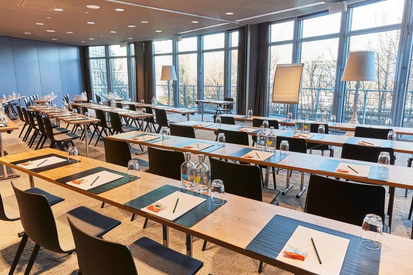 Meeting room setup for workshops at Steigenberger Hotel Munich, featuring natural light.
