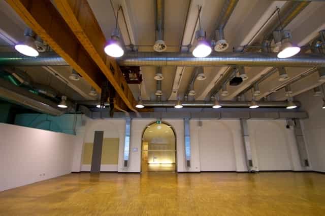 Carroponte event space with high ceilings, ideal for corporate meetings and social gatherings.