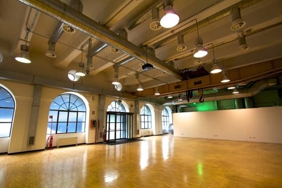 Carroponte venue with high ceilings, ideal for meetings and workshops in Milan.