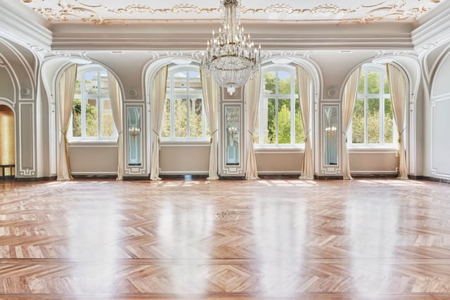 Elegant ballroom with chandelier, ideal for weddings and corporate events in Madrid.