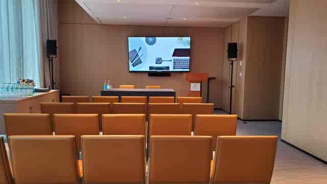 Meeting room setup at Pan Pacific London with large screen, ideal for workshops and conferences.