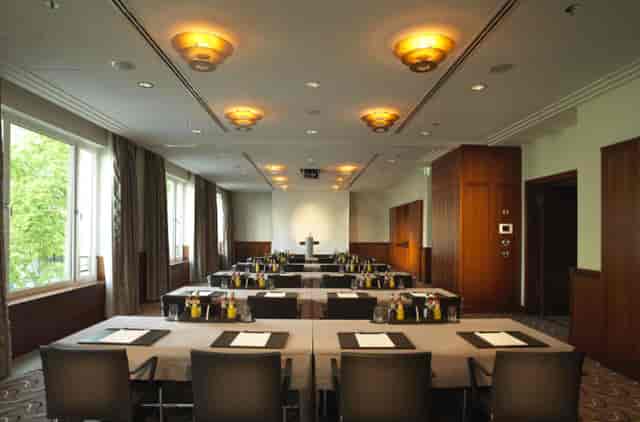 Salon 6&7 meeting room with natural light, ideal for professional gatherings and events.