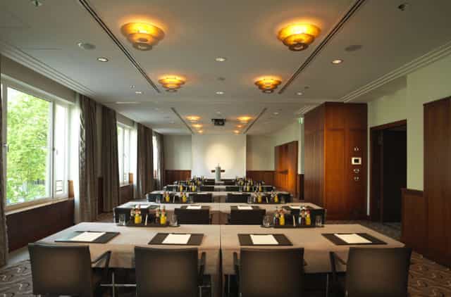 Salon 6&7 meeting room with natural light, ideal for professional gatherings and events.