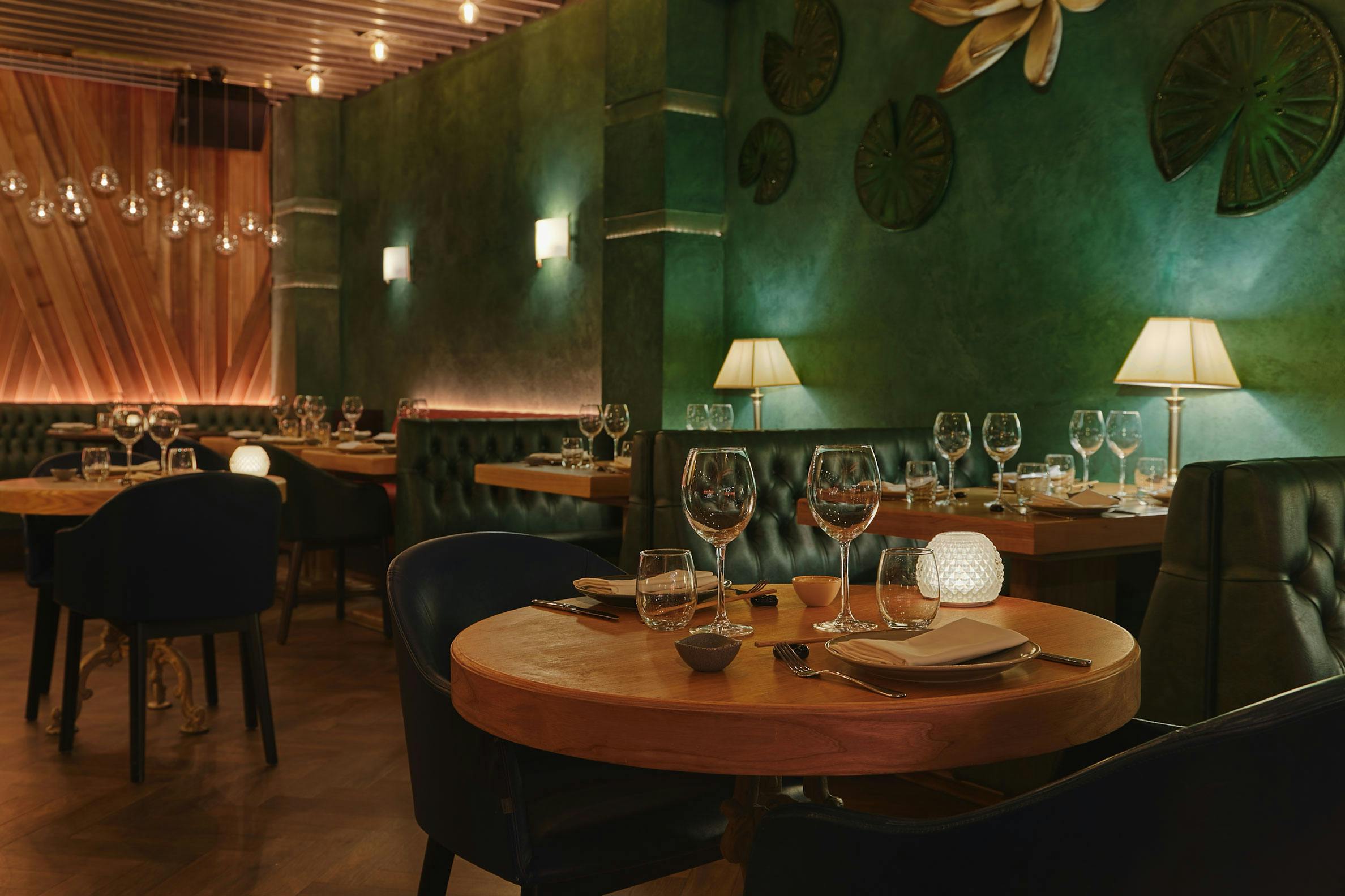 Elegant restaurant hire in Ayllu, featuring cozy green walls for upscale events.