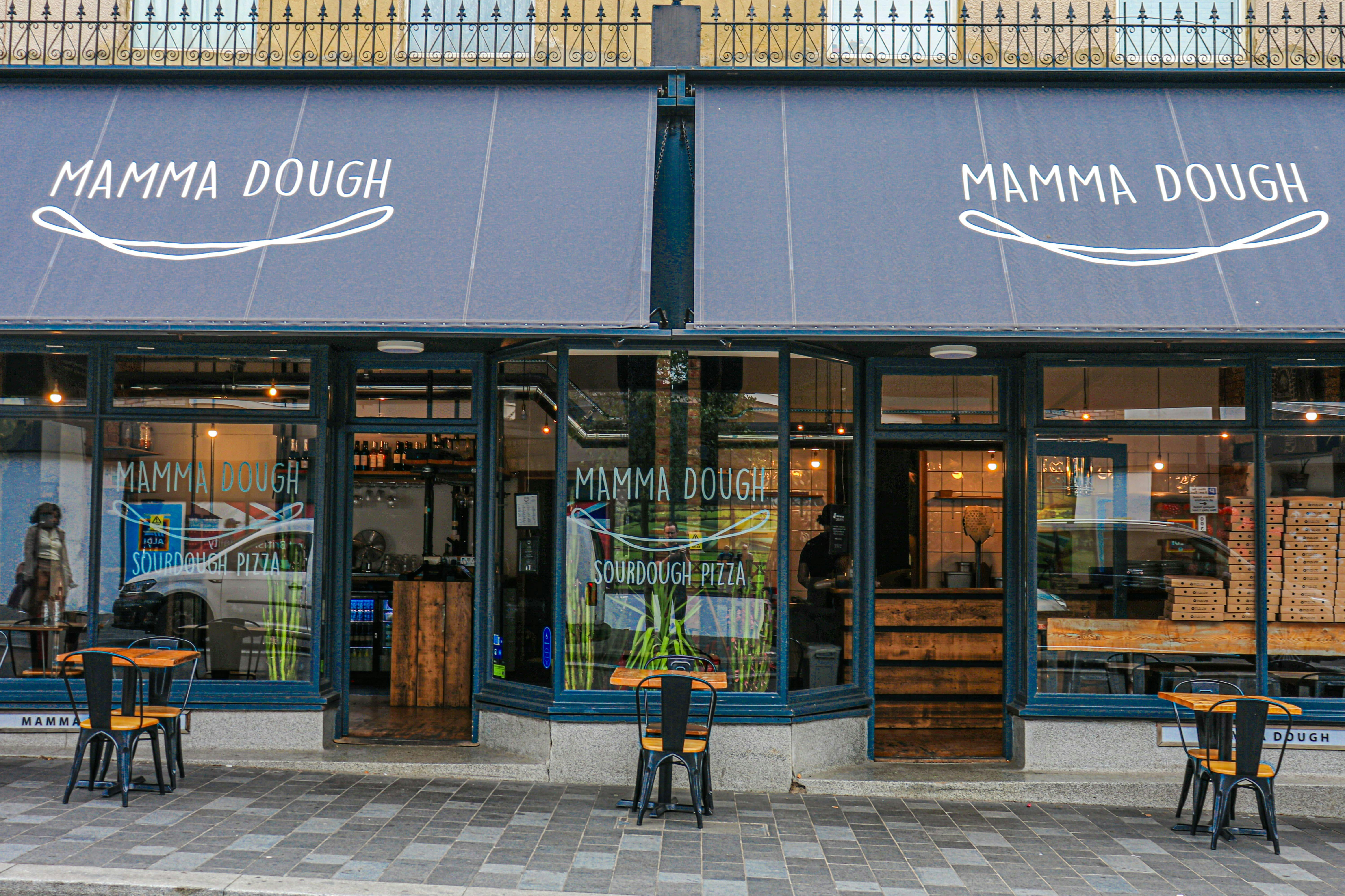 Charming pizzeria Mamma Dough with outdoor seating, perfect for casual events and team lunches.