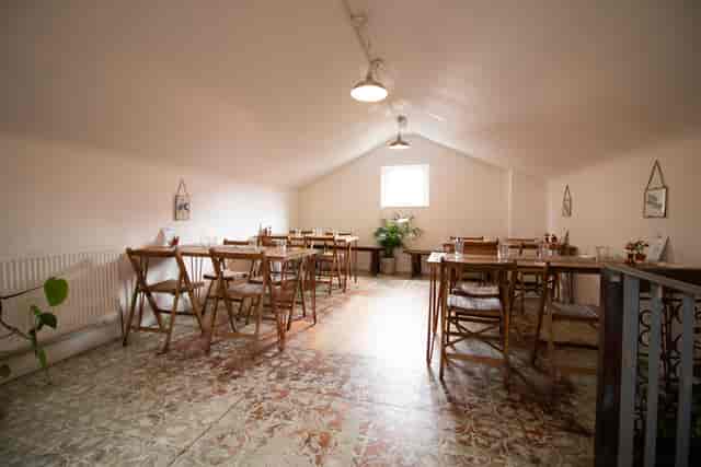 Private dining room with rustic decor, ideal for workshops and intimate gatherings.