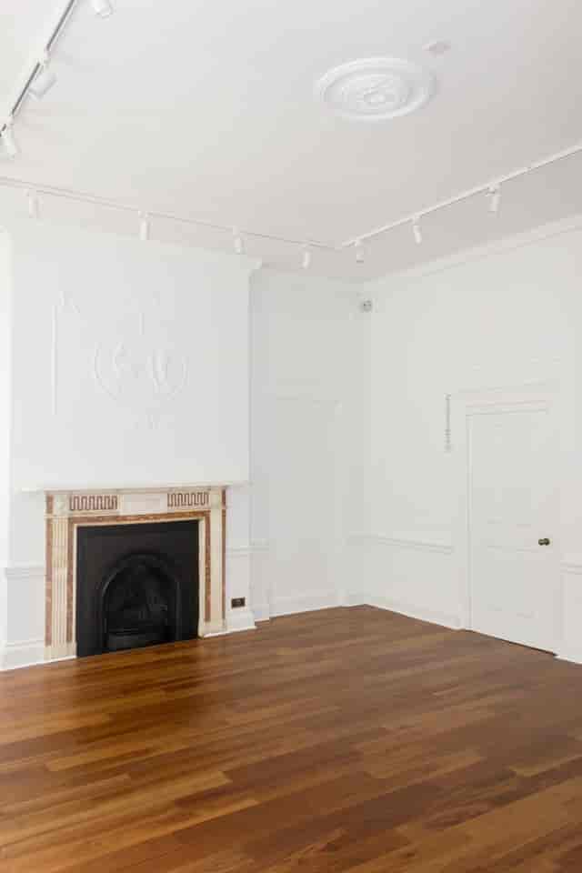 Elegant meeting space with fireplace, ideal for intimate gatherings and events.