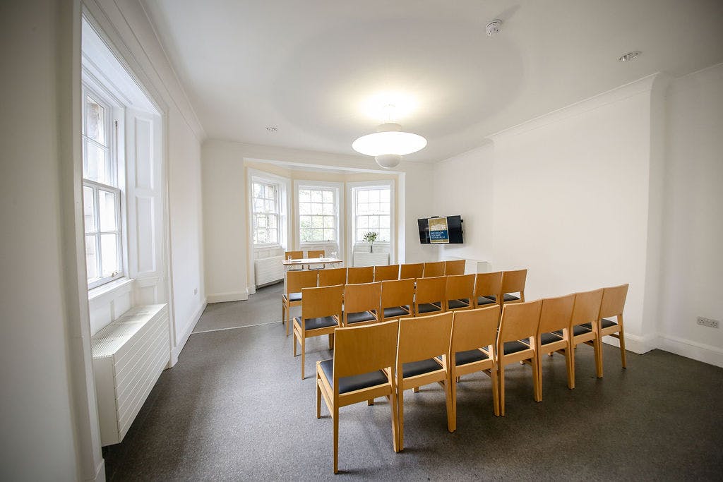 Versatile meeting space in Tollcross, Edinburgh, ideal for presentations and discussions.