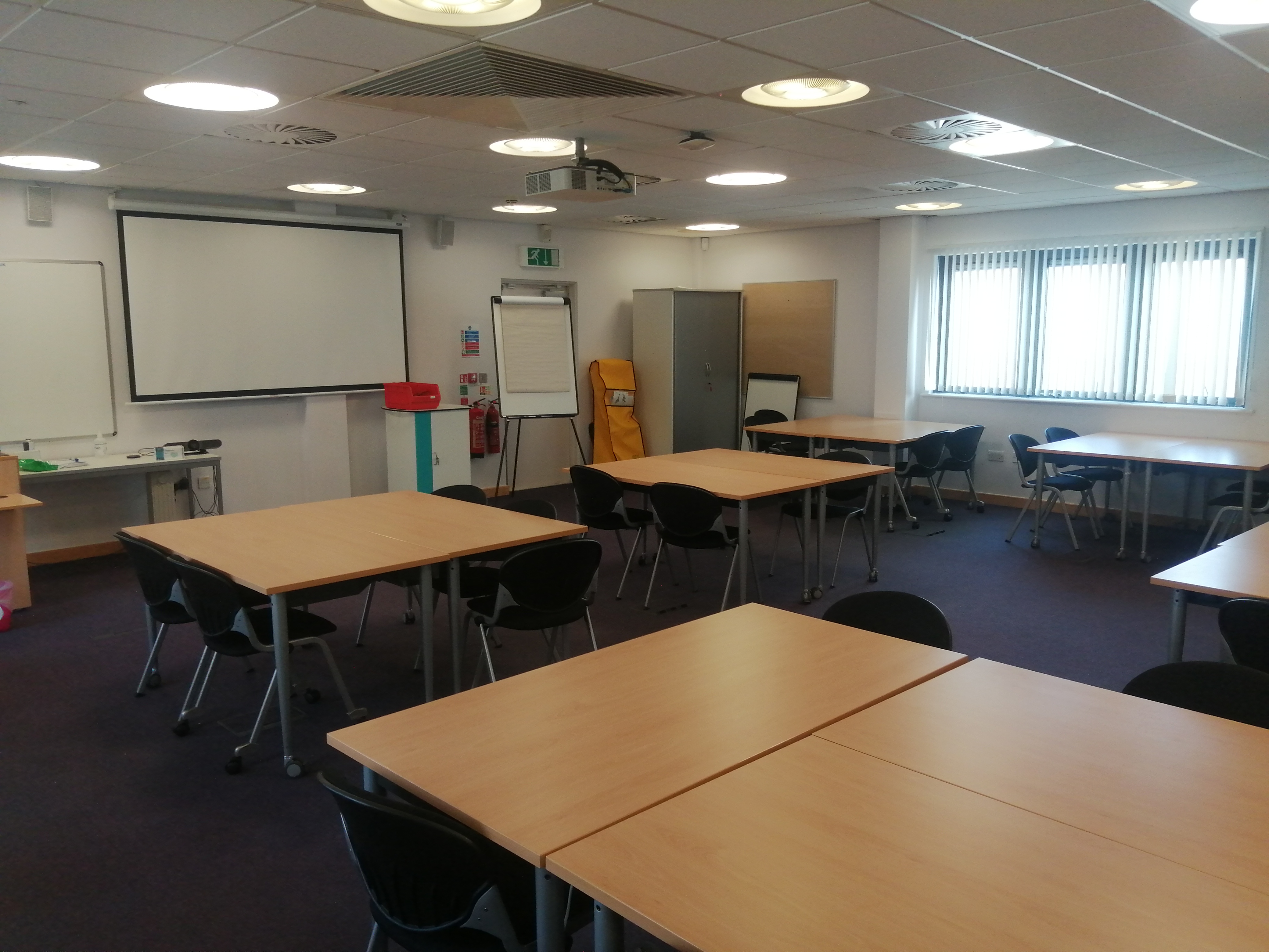 Versatile teaching room with modular tables for STEM workshops and team meetings.