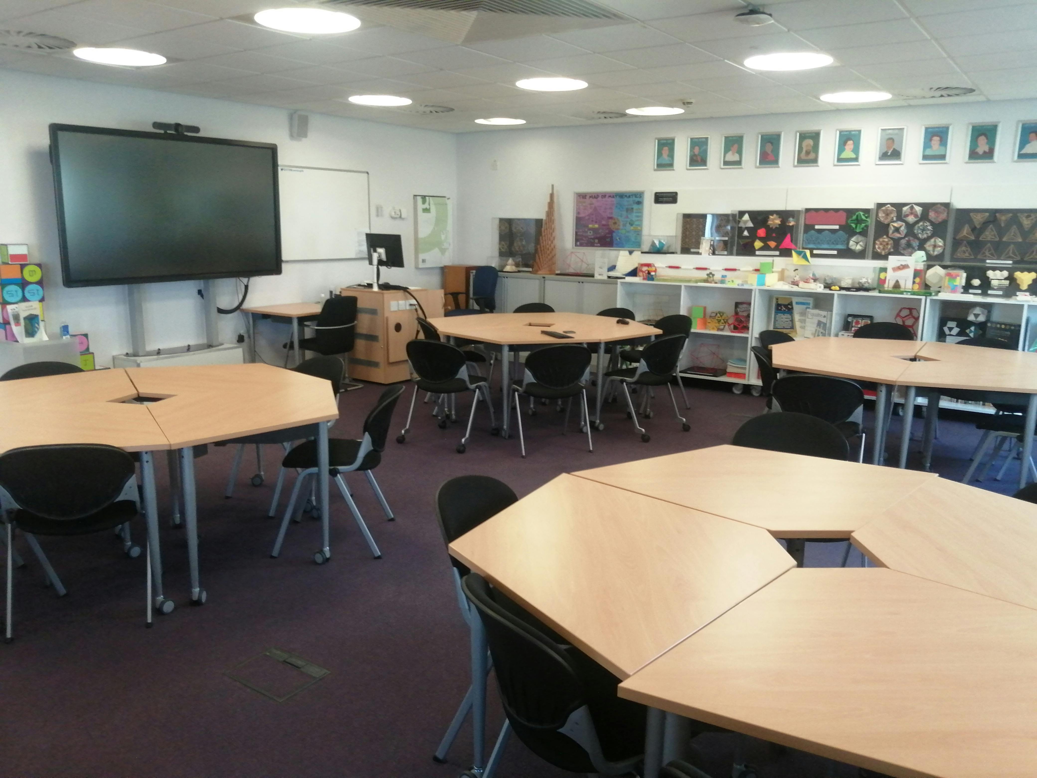 Versatile teaching room with hexagonal tables for STEM workshops and collaboration.