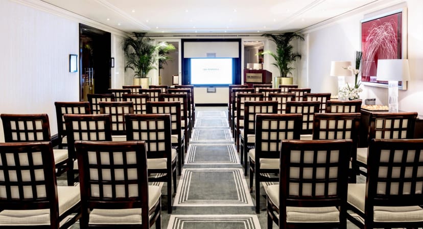August Boppe Meeting Room, Paris: elegant setup for presentations with modern decor and greenery.