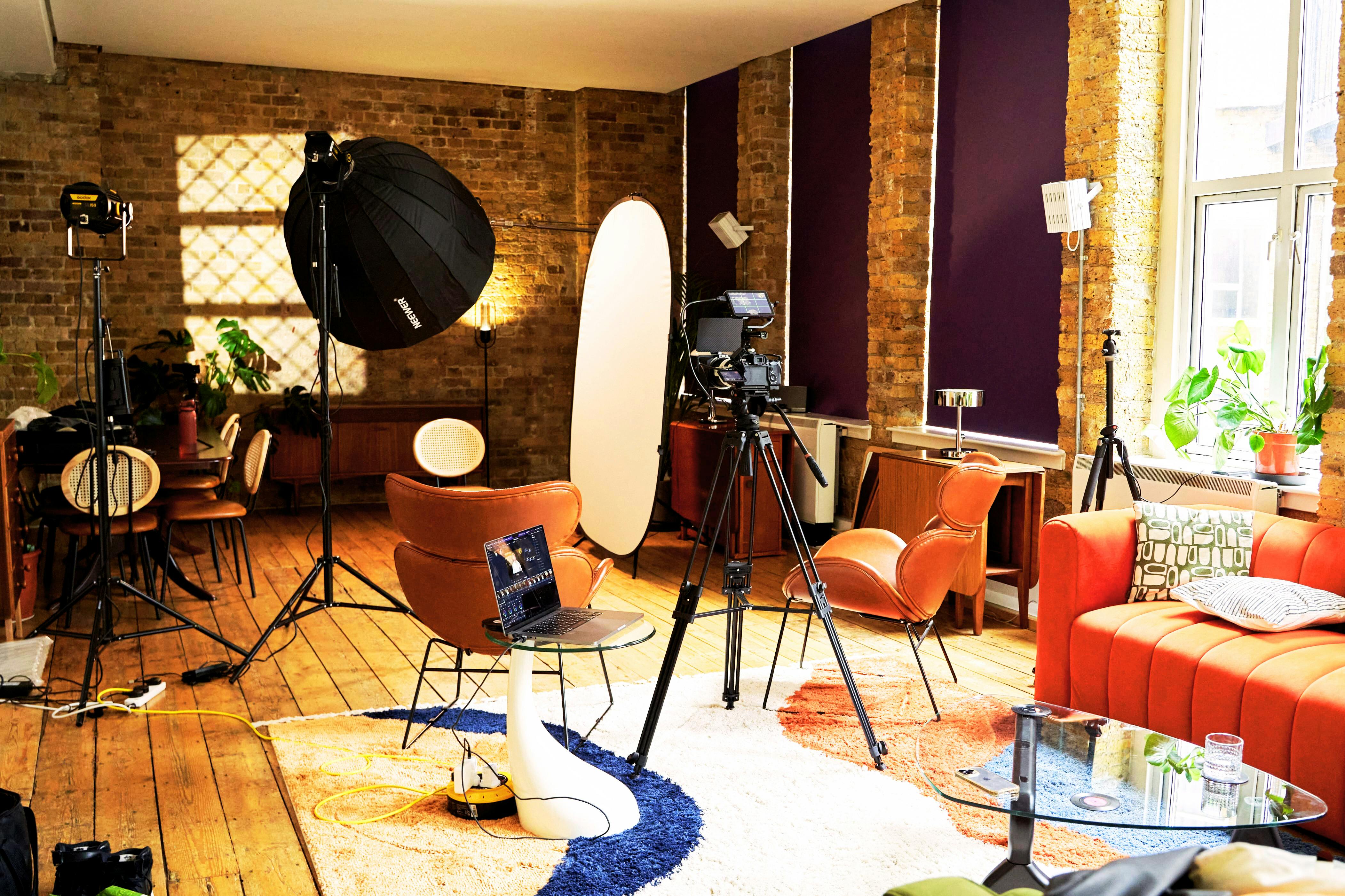 Whole space in The Artist's Loft, Shoreditch: cozy studio for virtual events and video productions.