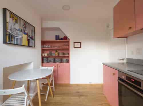 Modern minimalist kitchen in Mimosa House, ideal for small meetings and gatherings.