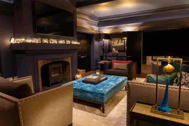 Sophisticated meeting space in a country house, ideal for networking and retreats.