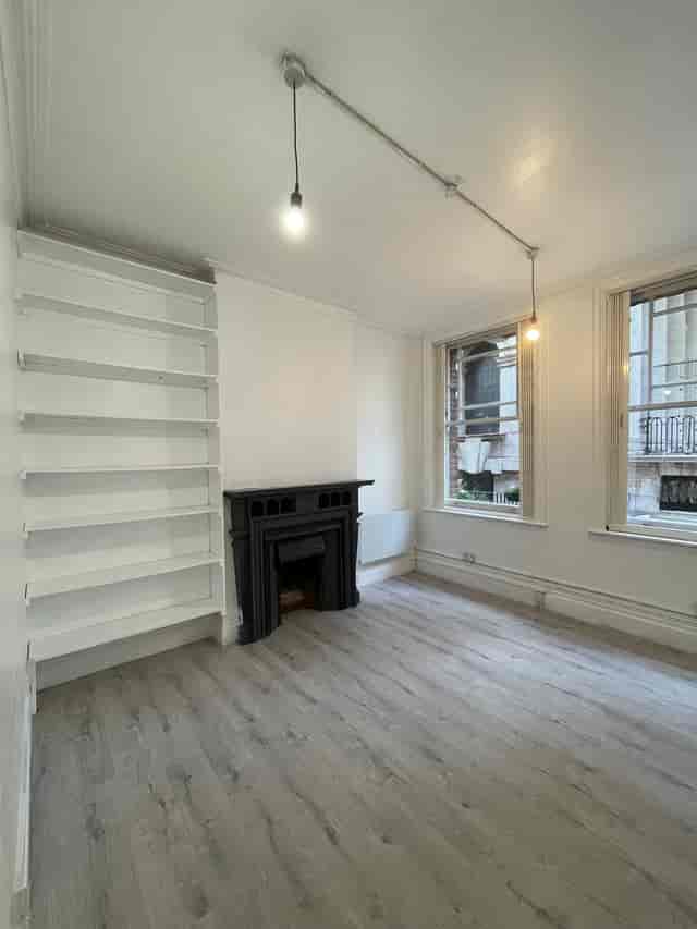 Minimalist meeting room in Saras Space, perfect for brainstorming and gatherings.