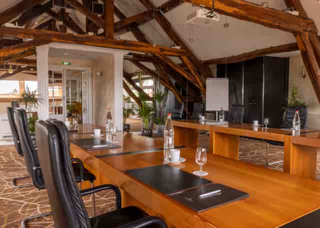 Meeting room at Salon Bourgogne with wooden table, ideal for corporate events and brainstorming.