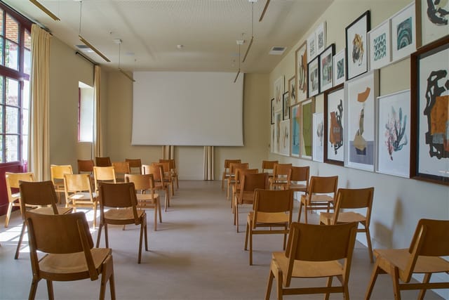 Meeting space at l’Aquarelle, featuring a semi-circle chair arrangement for workshops.
