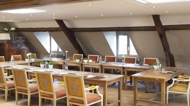 Elegant meeting room at La Ferme saint Siméon, ideal for workshops and corporate retreats.