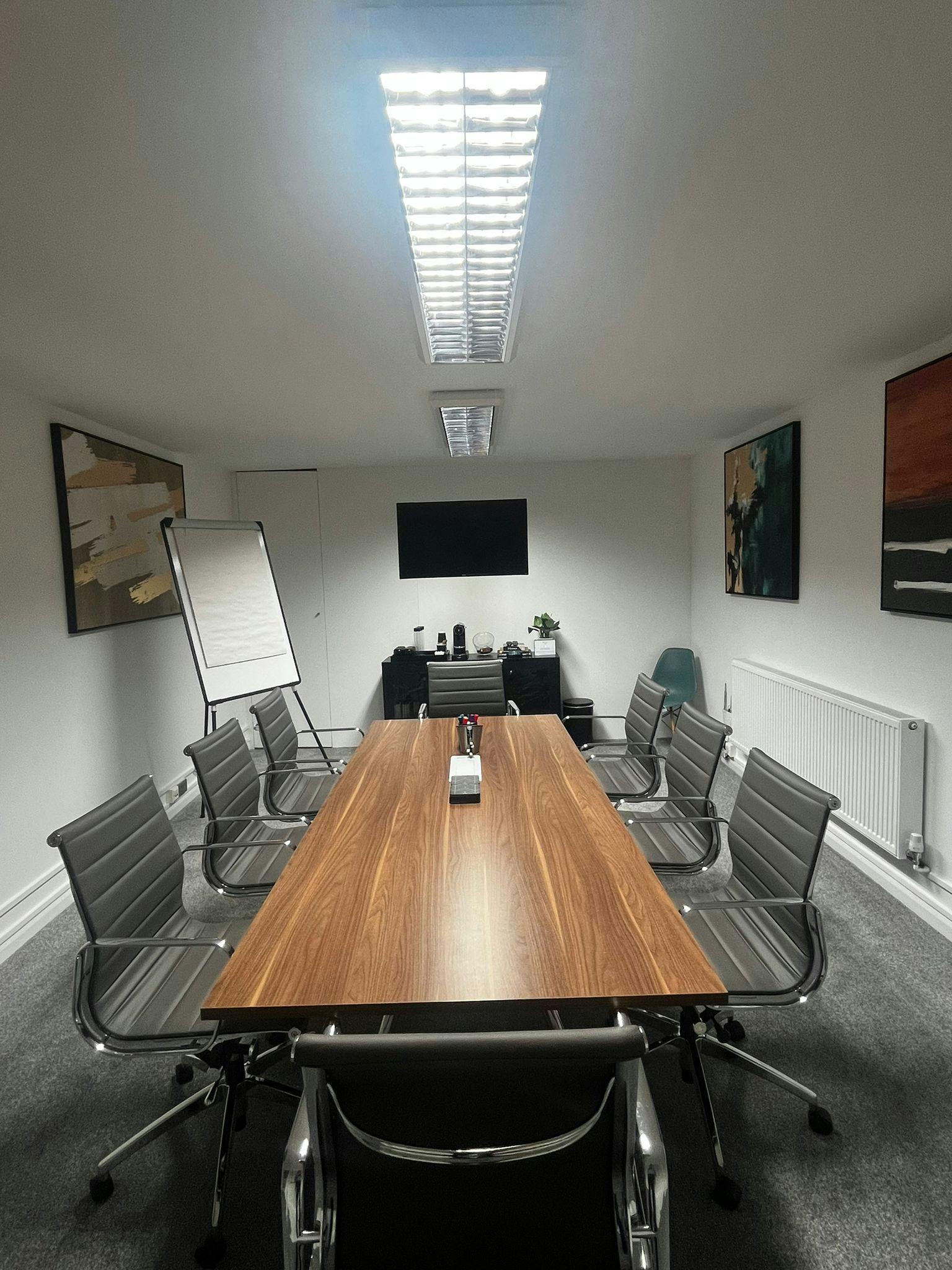 Modern BC55 meeting room with wooden table, ideal for strategic meetings and brainstorming.