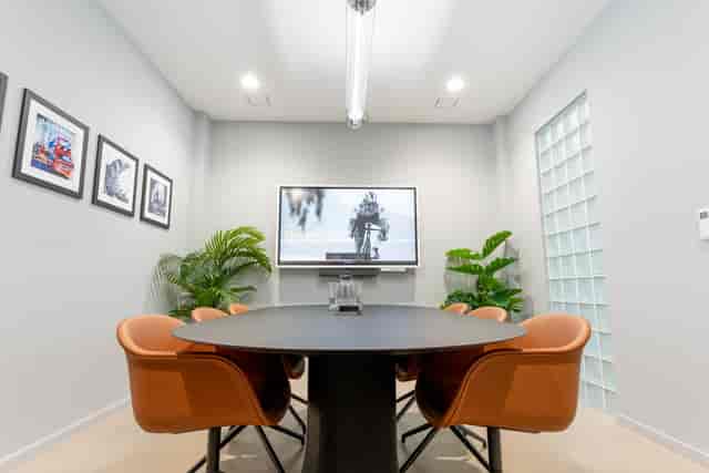 Modern meeting room with round table, ideal for collaborative events and presentations.