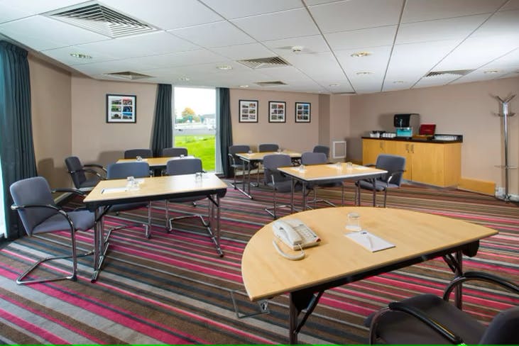 Dettori Room at Holiday Inn Express: modern meeting space with natural light, ideal for conferences.