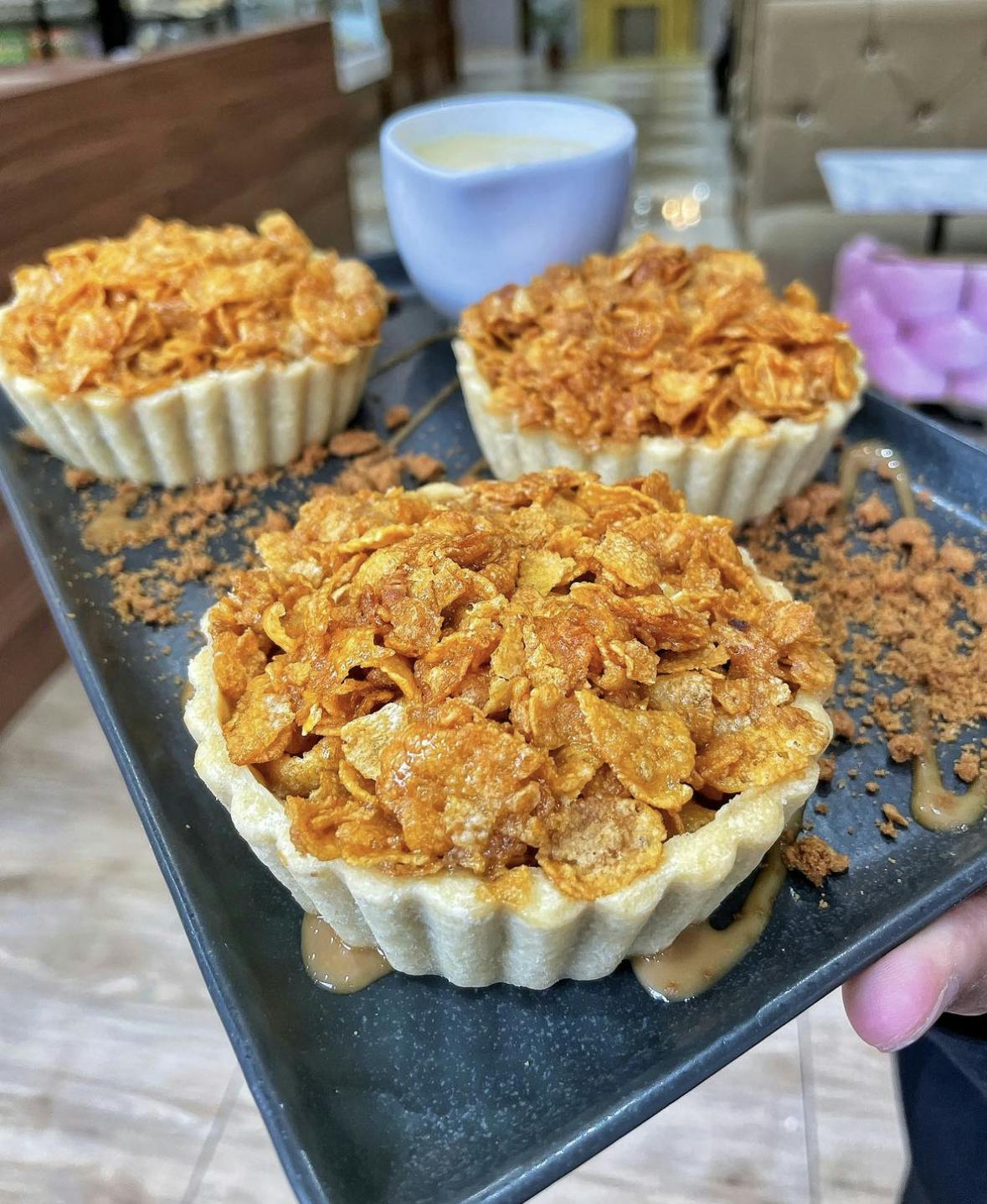 Creative tartlets with cornflake topping at CREMA Dolce for events and catering.