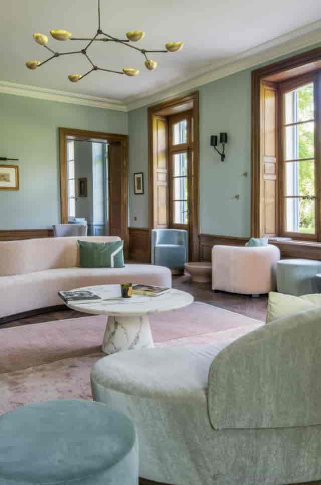 Stylish lounge at Salon Octave, ideal for networking events and casual meetings.