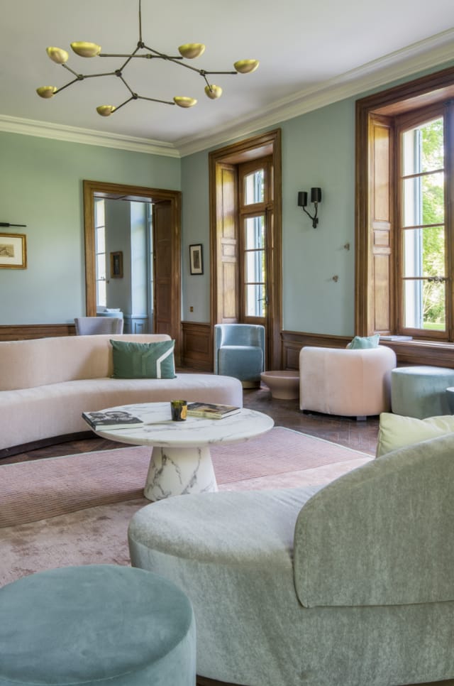 Stylish lounge at Salon Octave, ideal for networking events and casual meetings.